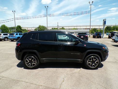 Used 2024 Jeep Compass Trailhawk AWD/4WD image 8