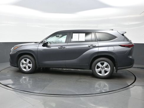 Used 2024 Toyota Highlander LE AWD/4WD image 3