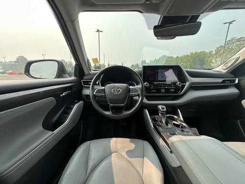 Used 2021 Toyota Highlander Limited AWD/4WD image 17