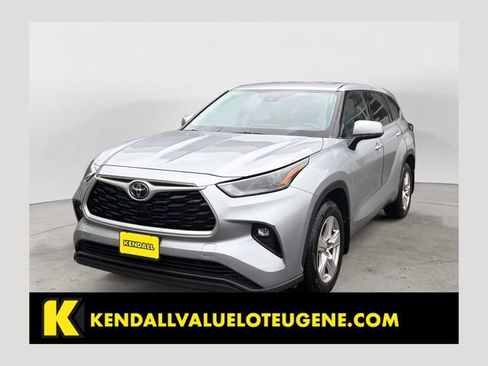 Used 2022 Toyota Highlander LE image 1
