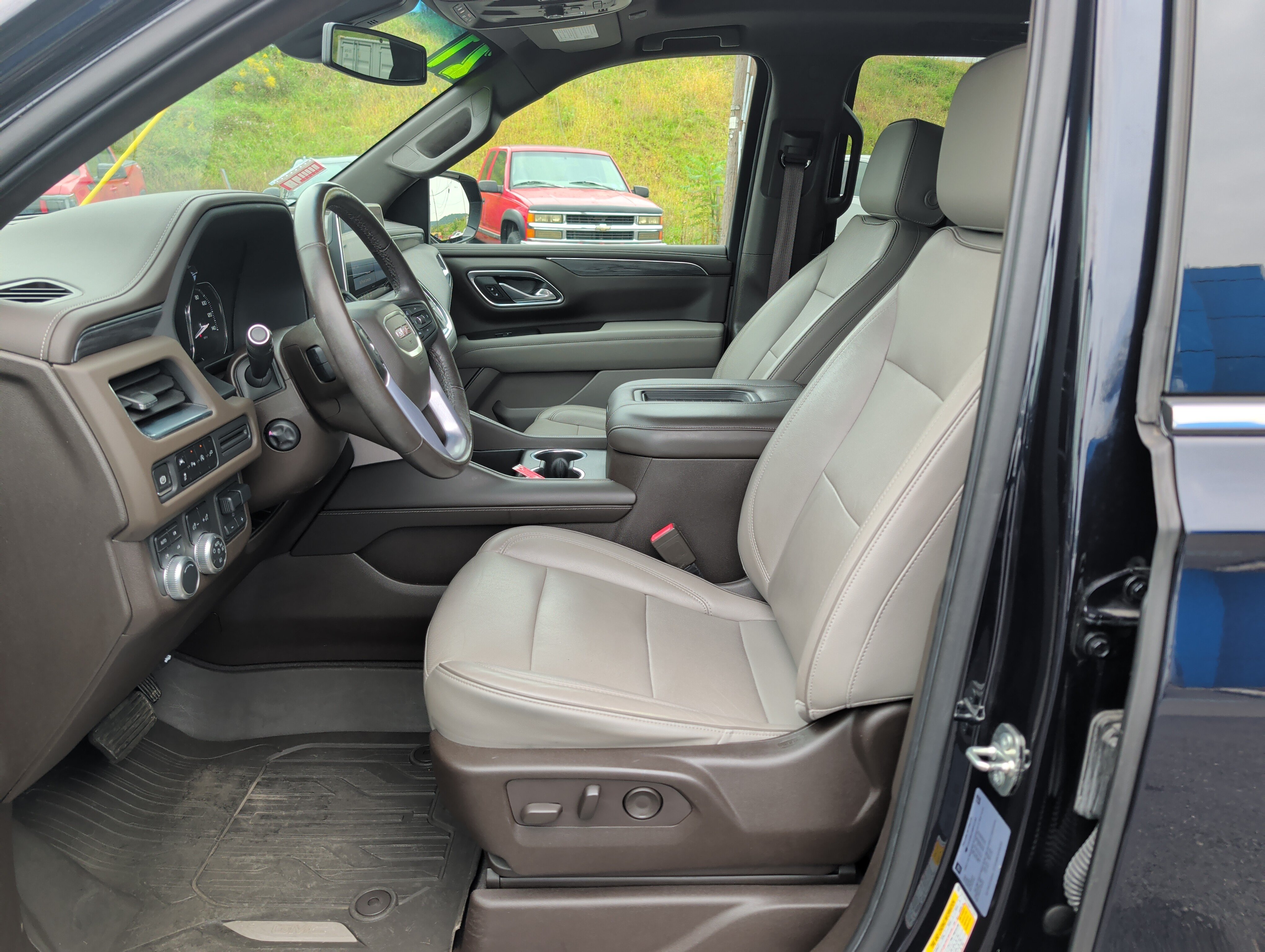 Used 2021 GMC Yukon SLT w/ SLT Luxury Plus Package AWD/4WD image 12