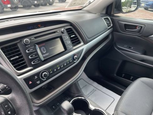 Used 2018 Toyota Highlander LE FWD image 13