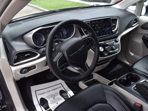 Used 2023 Chrysler Pacifica Touring-L FWD image 27