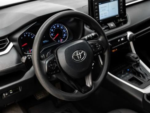 Used 2021 Toyota RAV4 LE image 16