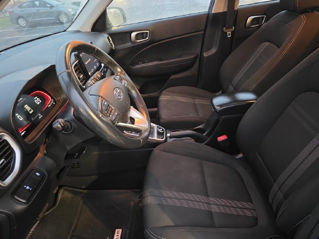 Used 2024 Hyundai Venue SEL FWD image 17