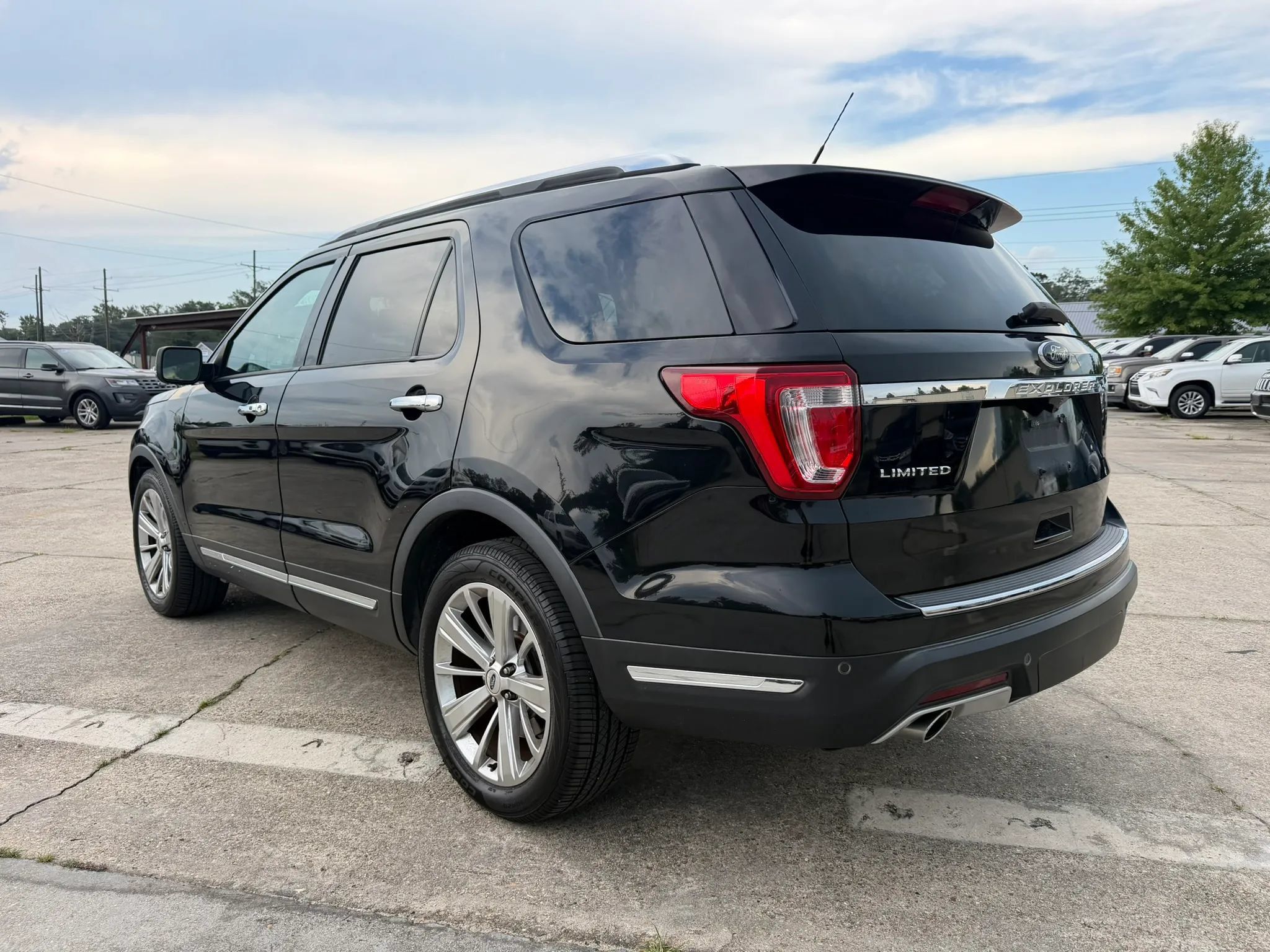 Used 2019 Ford Explorer Limited w/ Class III Trailer Tow Package FWD image 3