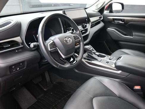 Used 2023 Toyota Highlander Limited FWD image 19