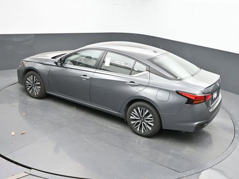Used 2024 Nissan Altima 2.5 SV AWD/4WD image 19