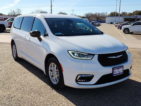 Used 2024 Chrysler Pacifica Touring-L image 4