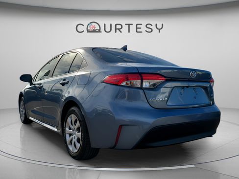 Used 2025 Toyota Corolla LE w/ Convenience Package image 2