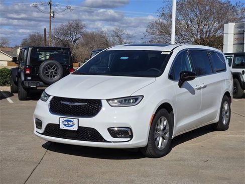 New 2026 Chrysler Pacifica Limited image 2