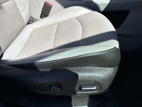 Used 2024 GMC Terrain SLT image 12