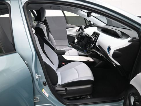 Used 2018 Toyota Prius Three image 33