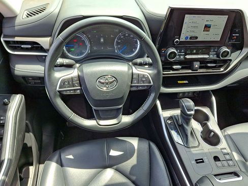 Used 2023 Toyota Highlander XLE AWD/4WD image 21