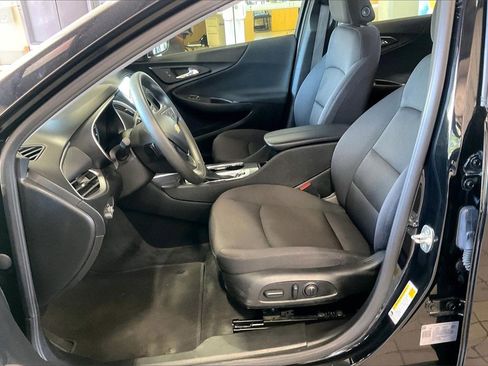 Used 2025 Chevrolet Malibu LT image 3
