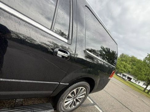 Used 2017 Lincoln Navigator L Select AWD/4WD image 5