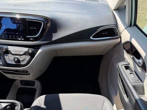 Used 2019 Chrysler Pacifica Touring Plus w/ Tire & Wheel Group FWD image 12