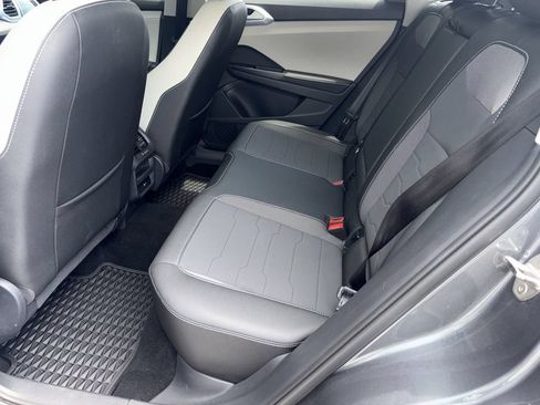 Used 2025 Volkswagen Taos SE w/ Panoramic Sunroof Package FWD image 22
