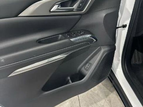 Used 2025 Chevrolet Traverse LT FWD image 16