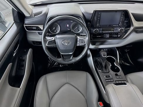 Used 2022 Toyota Highlander XLE AWD/4WD image 3