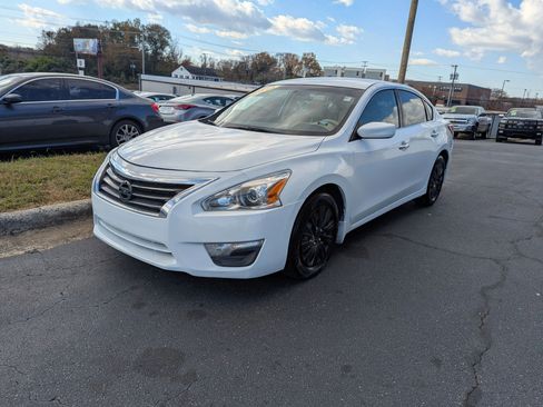 Used 2014 Nissan Altima 2.5 S w/ Display Audio Package image 3