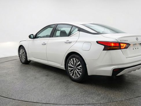 Used 2025 Nissan Altima 2.5 SV FWD image 6