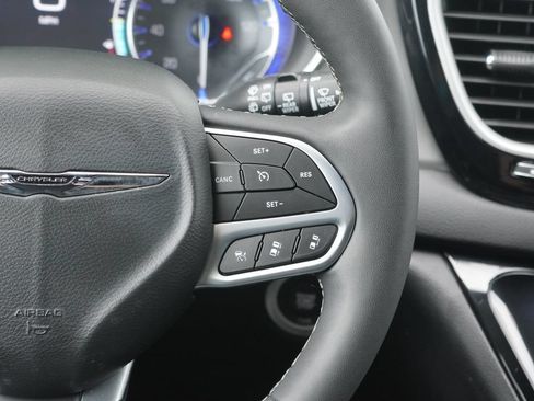 Used 2025 Chrysler Pacifica Select FWD image 15