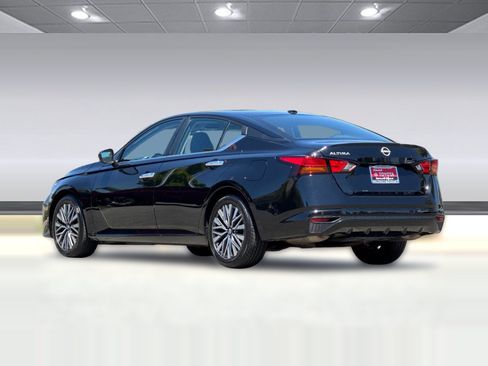 Used 2025 Nissan Altima 2.5 SV FWD image 3