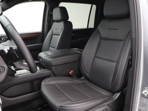 Used 2025 GMC Yukon XL Denali image 17