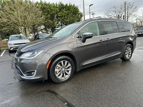 Used 2019 Chrysler Pacifica Limited w/ Advanced Safetytec Group image 2