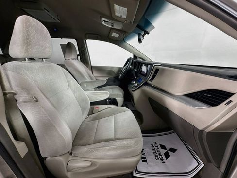 Used 2016 Toyota Sienna LE FWD image 29