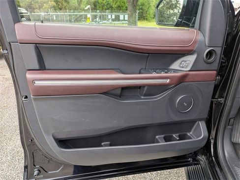 Used 2024 Ford Expedition Limited image 11