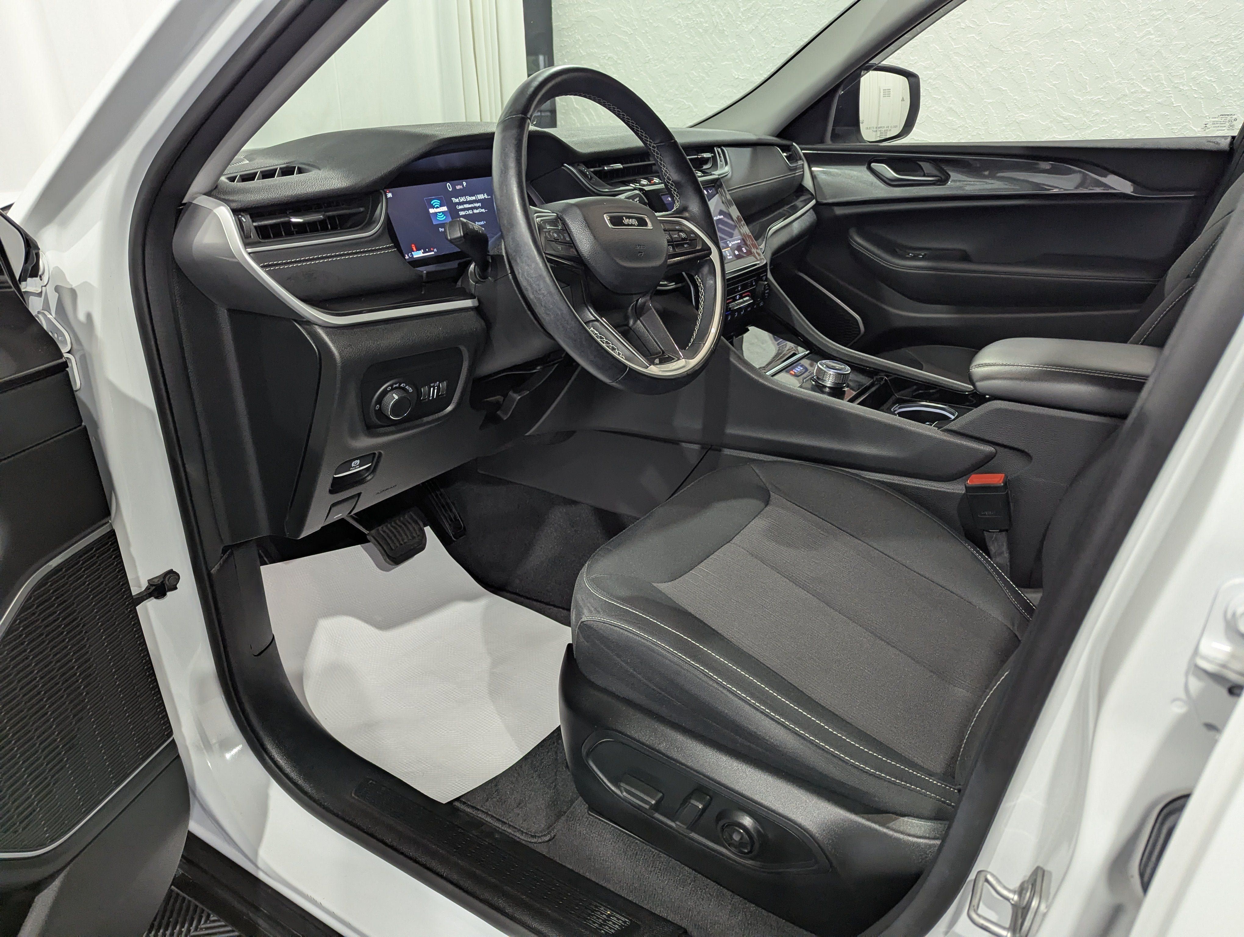 Used 2022 Jeep Grand Cherokee L Laredo w/ Luxury Tech Group I AWD/4WD image 15