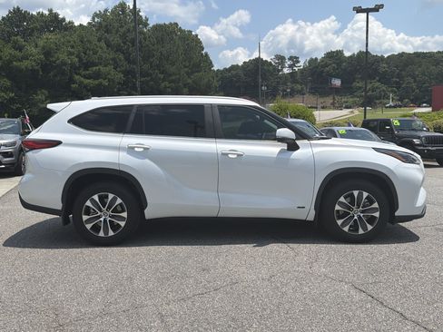Used 2023 Toyota Highlander XLE AWD/4WD image 18