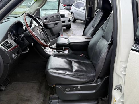 Used 2010 Cadillac Escalade Luxury image 17