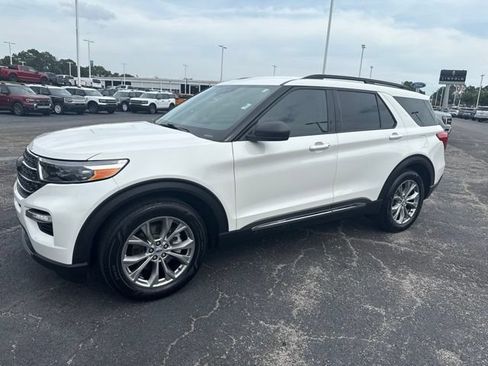 Used 2023 Ford Explorer XLT w/ Equipment Group 202A RWD image 11