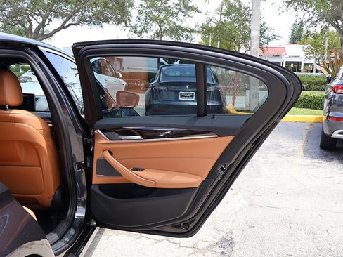 Used 2023 BMW 530e w/ Premium Package image 27