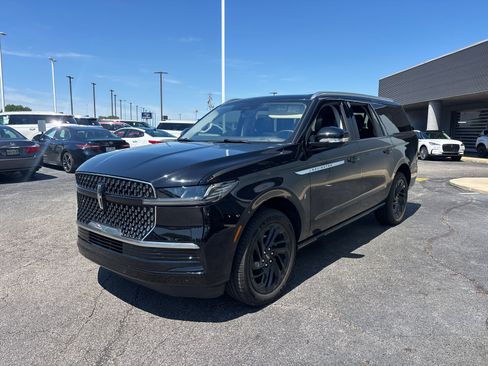 Certified 2025 Lincoln Navigator L Reserve AWD/4WD image 3