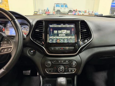 Used 2019 Jeep Cherokee Overland w/ Technology Group image 56