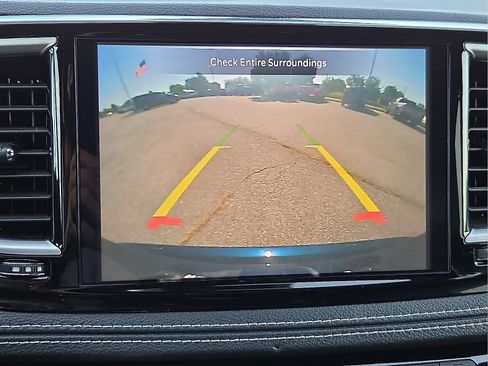 Used 2025 Chrysler Pacifica Limited FWD image 17