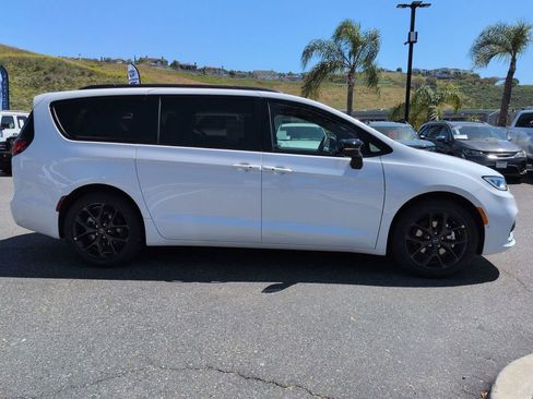 New 2026 Chrysler Pacifica Select image 4