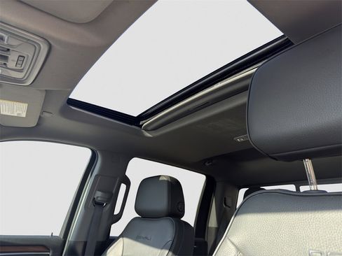 Used 2025 GMC Sierra 3500 Denali w/ Denali Reserve Package image 7