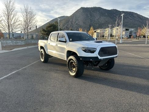 Used 2017 Toyota Tacoma TRD Sport image 1