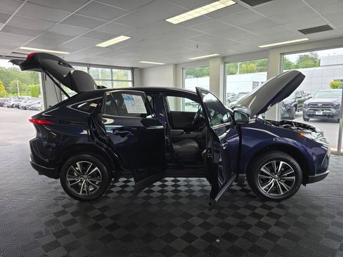 Used 2023 Toyota Venza LE AWD/4WD image 16