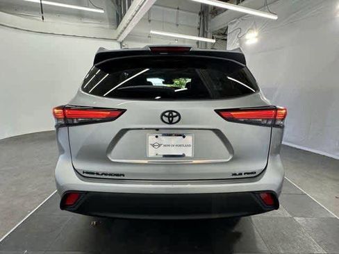 Used 2022 Toyota Highlander XLE image 3