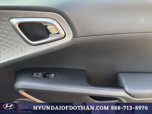 Used 2025 Kia Soul LX w/ LX Technology Package FWD image 17