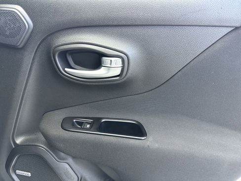 Used 2020 Jeep Renegade Latitude w/ UConnect 8.4 Nav Group image 38