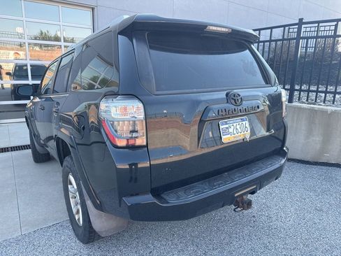 Used 2018 Toyota 4Runner SR5 AWD/4WD image 3