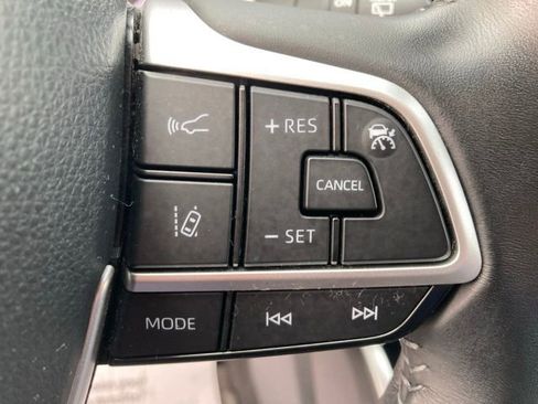 Used 2023 Toyota Highlander XLE image 28