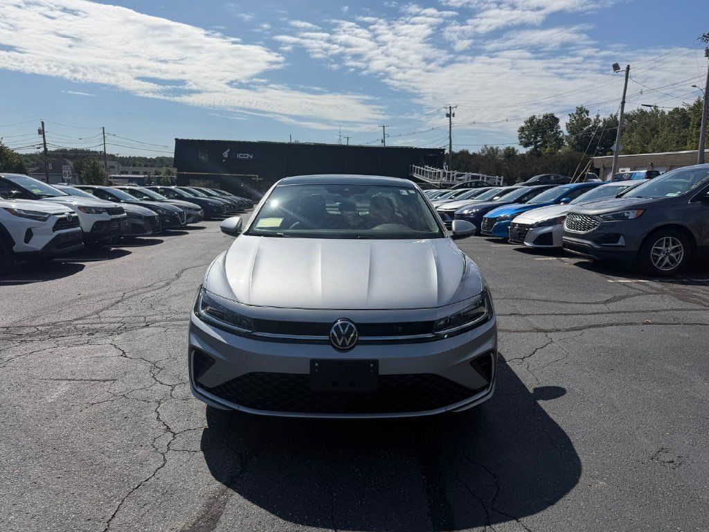 Used 2025 Volkswagen Jetta SE FWD image 8